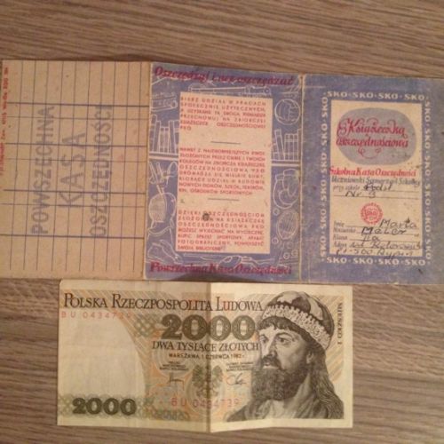 Książeczka SKO z 1987 roku i stary banknot o nominale 2000 zł